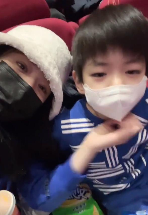 不管网传陈妍希婚前有多少黑.料，但结婚以后她一直都是好妻子好妈妈。觉得陈晓有点对