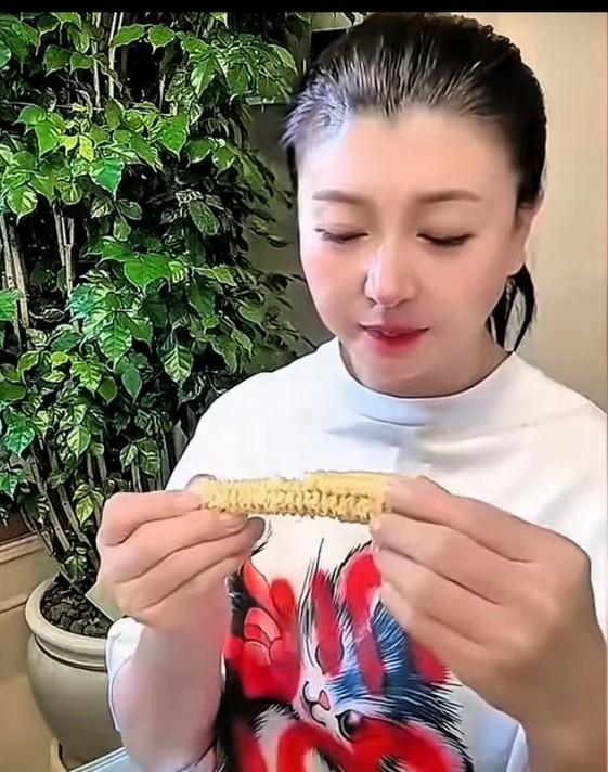 又装可怜了，又想回到以前的纯朴善良。可是大家不会相信了，她已经不是以前的山杏了，