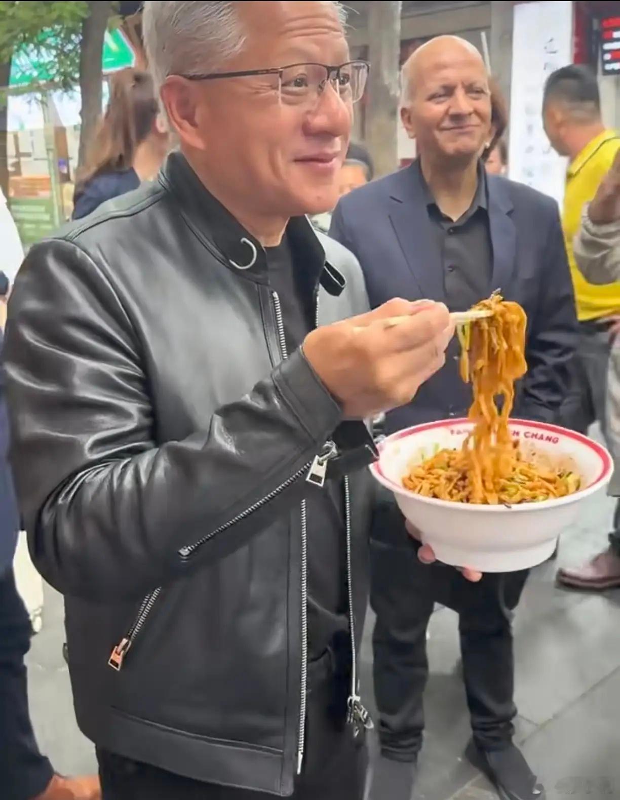 黄仁勋边吃炸酱面边夸他赶在最后一刻登上飞机，就为了这碗炸酱面！ 