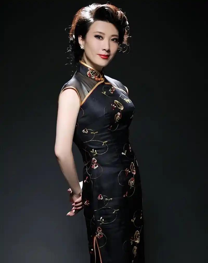 女演员王静的身材一直特别好，胸大腰细，曲线特别漂亮。
 
年轻的时候感觉没许晴那