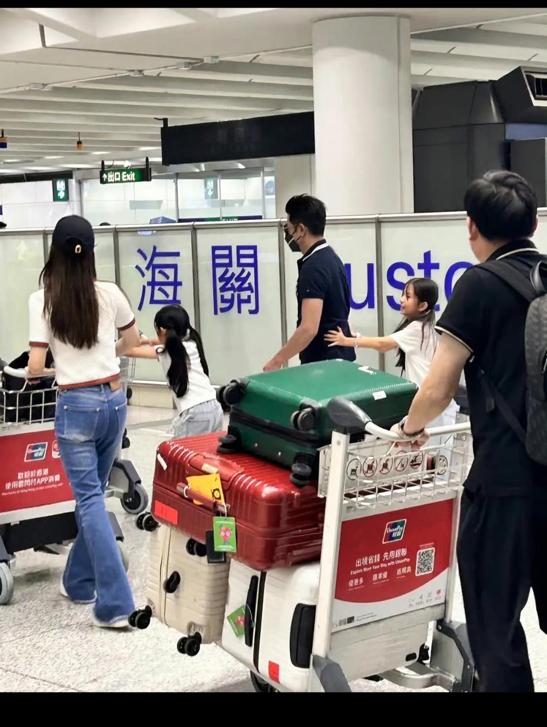 天王带着方媛孩子旅游回来了！
只见一家人浩浩荡荡的，光是行李箱就五六个，再加三个