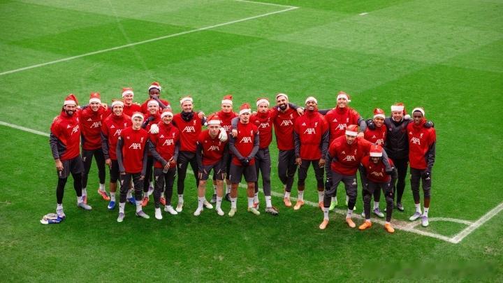 全员带上圣诞帽，在训练场拍下圣诞大合照！ 