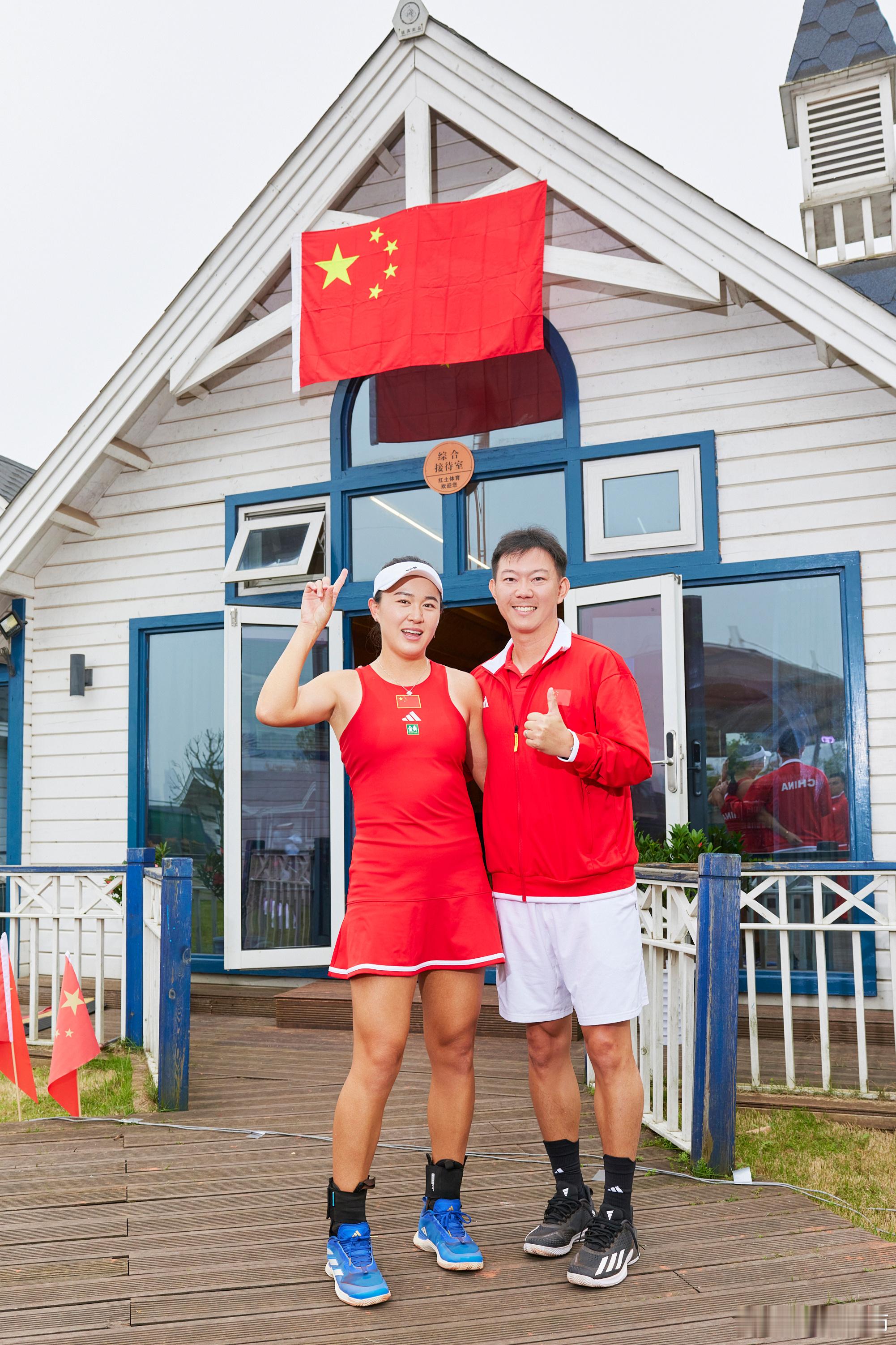 五星红旗下的金童玉女宫灏朱琳甜蜜同框，红彤彤很带感！第二张还有Roland Ga