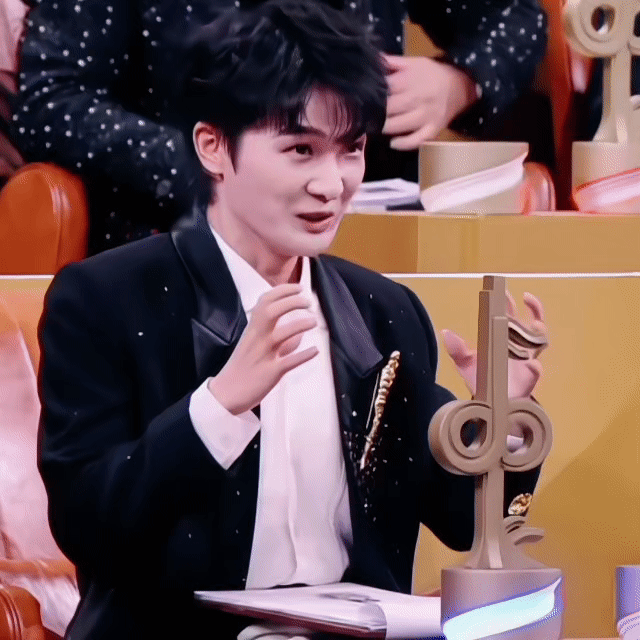 周深   周深回忆2025巡演名场面【圈宝和米说下午好】   心尖有你，   前