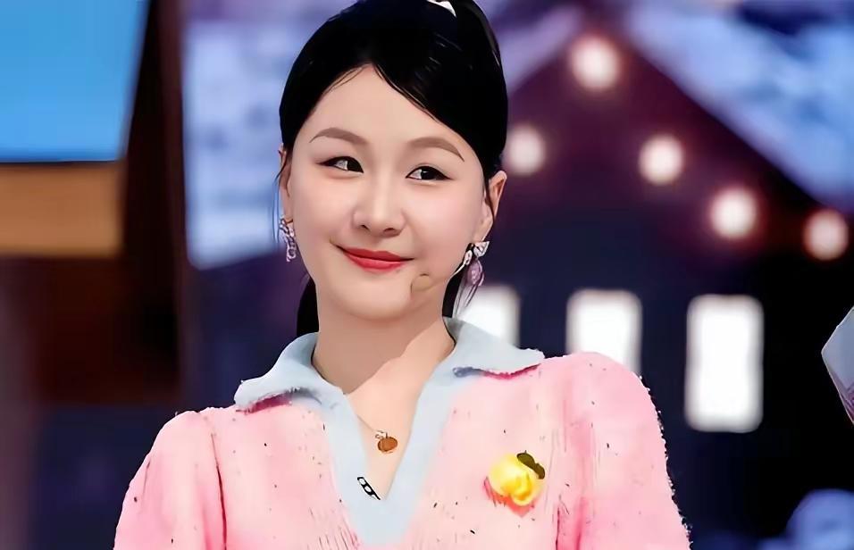 金靖不靠脸吃饭，靠的是笑点和真实。
别人说她丑，她直接笑出腹肌。
导演抢着用她，