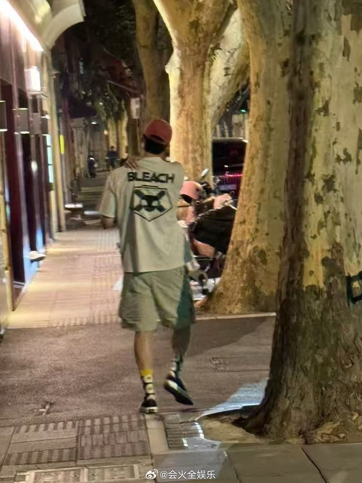 好松弛的黄景瑜哈哈哈网友偶遇黄景瑜散步上海偶遇黄景瑜散步 ​​​