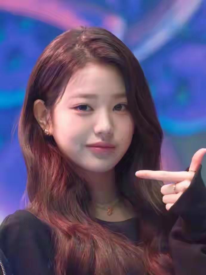 11月12日，据韩媒报道，21岁韩国人气女团IVE成员张元英，以全额现金购入价值