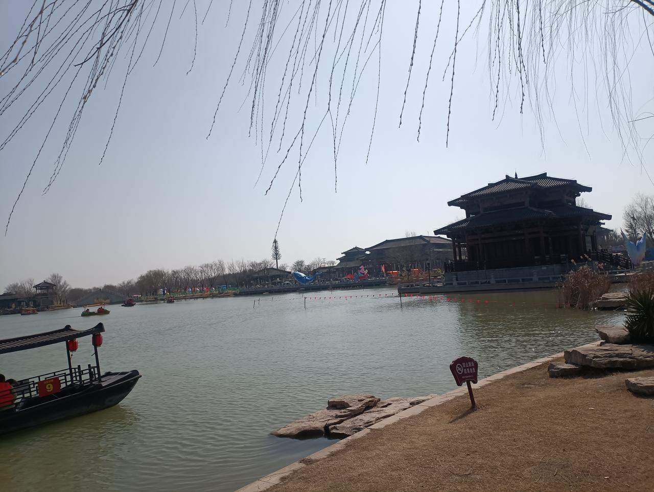 同是天涯打工人，相逢何必曾相识。
  我的邻居小郭，去年在河北工地上受伤了。
 