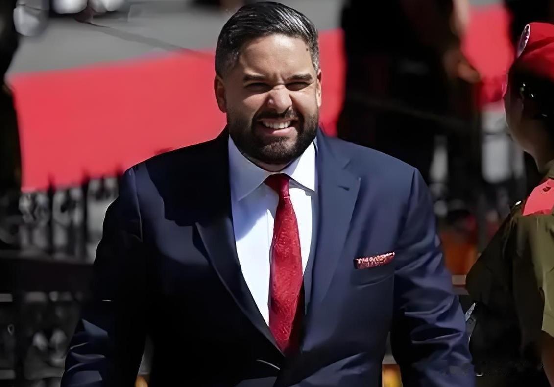 难怪马杜罗被抓了还能咧嘴笑，估计早料到会有这一天。法庭上他直接来一句“我是战俘”