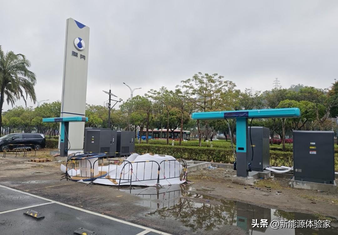 目前兆瓦闪充站已建500座，今年目标数量4000座。最高功率1200kW的二代兆