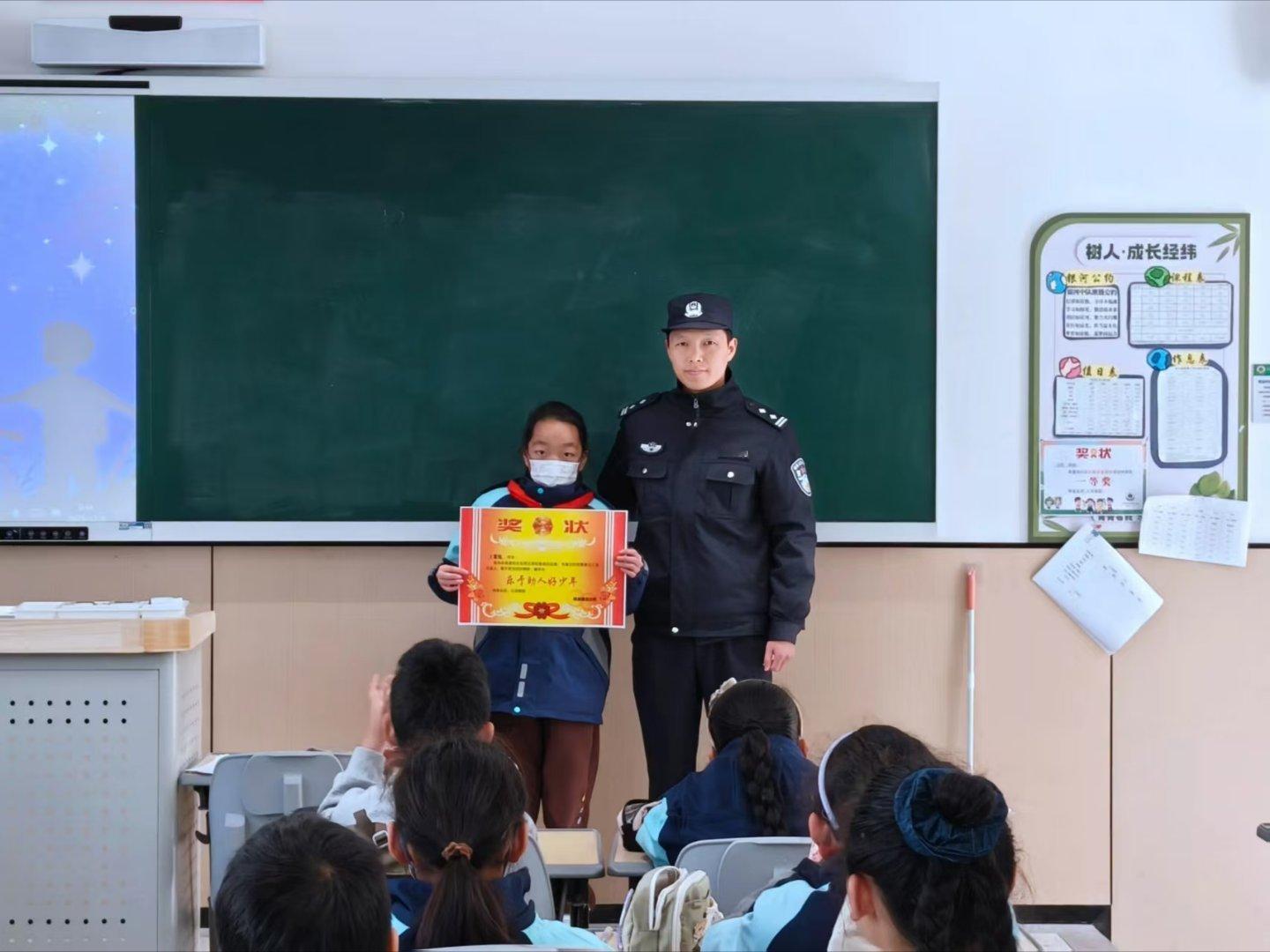 浙江安吉两名小学生被点名表扬 近日，浙江湖州。安吉县公安局派出所民警来到安吉县晓