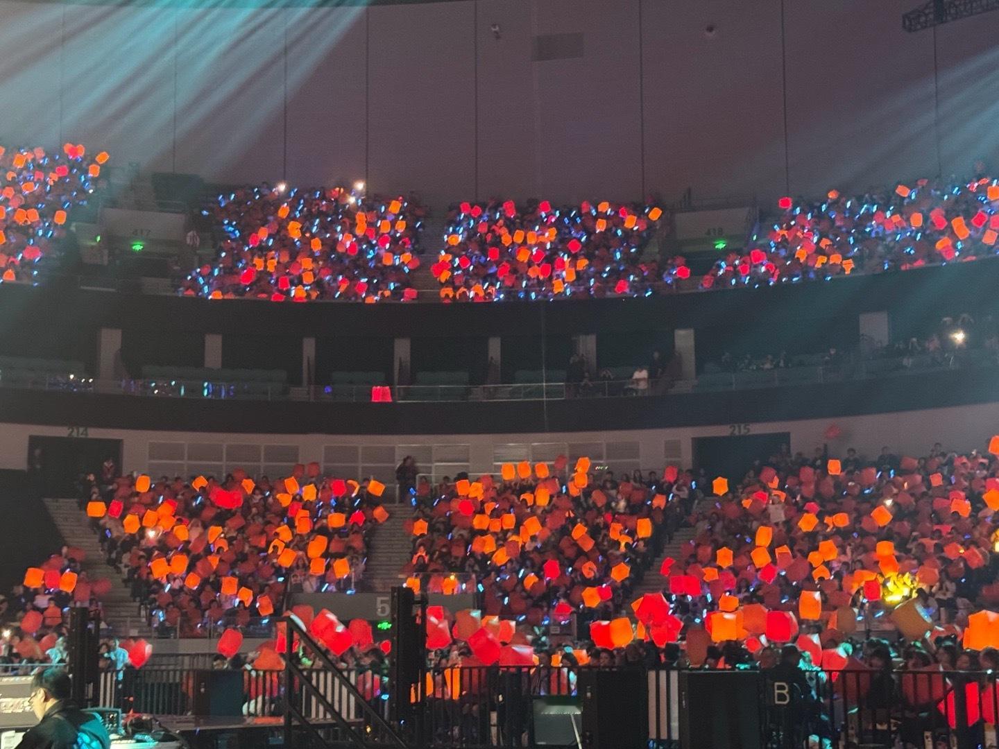 忽然理解什么叫“美学统治力”！当春春踩着鼓点走向延伸台，身后万千灯火随之摇曳，这