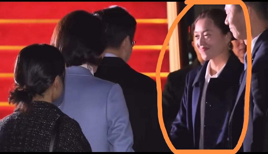 李在明和金惠景回国登机前暖心一刻，女保镖笑得好美。

1月7日晚，韩国总统李在明