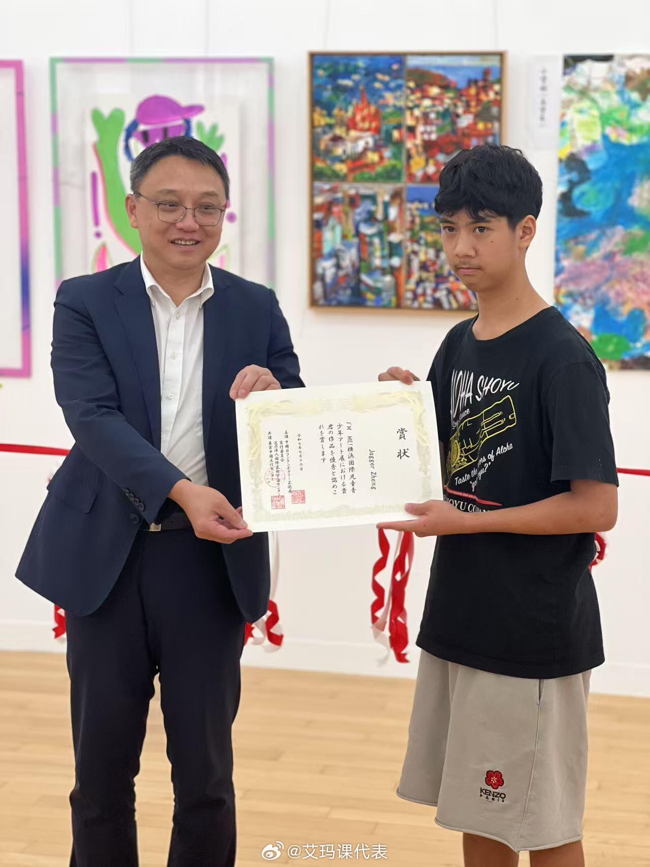郑钧刘芸儿子长这么大了郑钧刘芸儿子画作在东京参展 郑钧刘芸儿子画作在东京参展，都