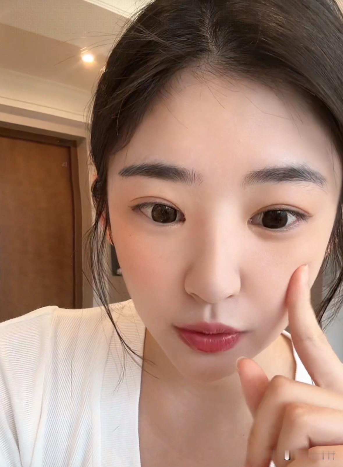 今天，黄一鸣在直播时也说到，有些人觉得她很可怜。她说，她不知道这些人为什么会有这