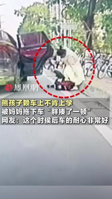 早高峰的路口，一幕把人看红了眼！

娃娃坐在电动车后座哭到抽抽，喊着“我不想