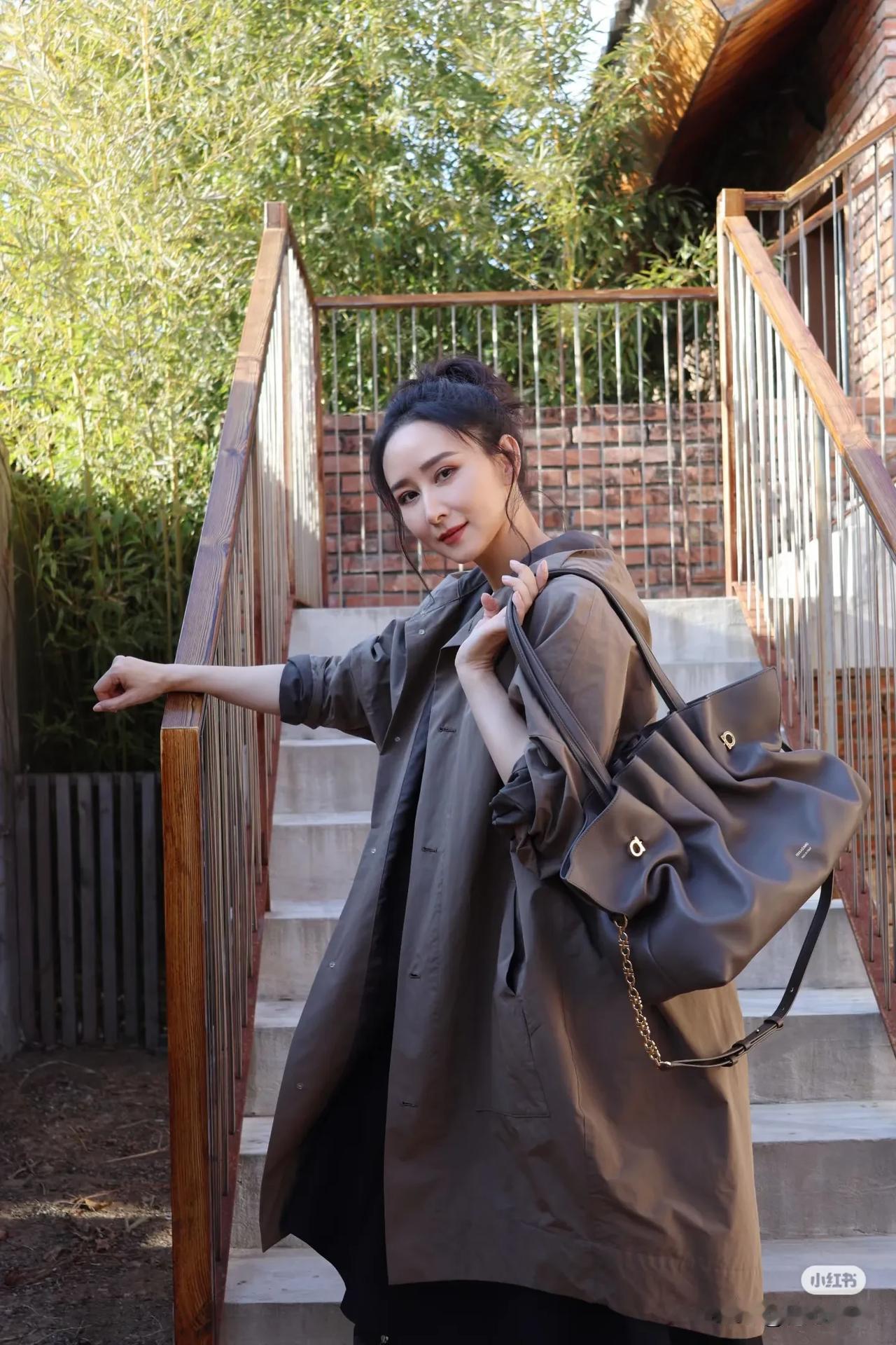 风衣搭子
演员胡静身背FERRAGAMO 2025春夏系列Soft bag手袋。