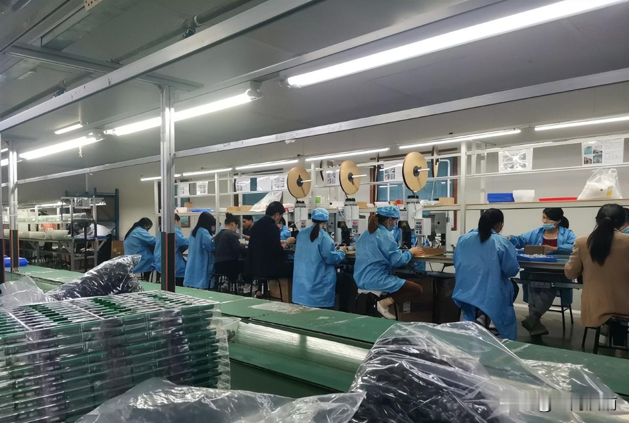 我一人操作8台机器，每天工作时间还在玩手机！老板觉得一个月给我30000元工资太
