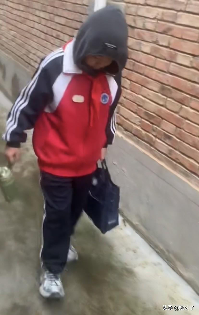 这几天好多人感冒，尤其是学生。女儿周末回家，已经烧到双眼通红，头晕，鼻塞，嗓子痛