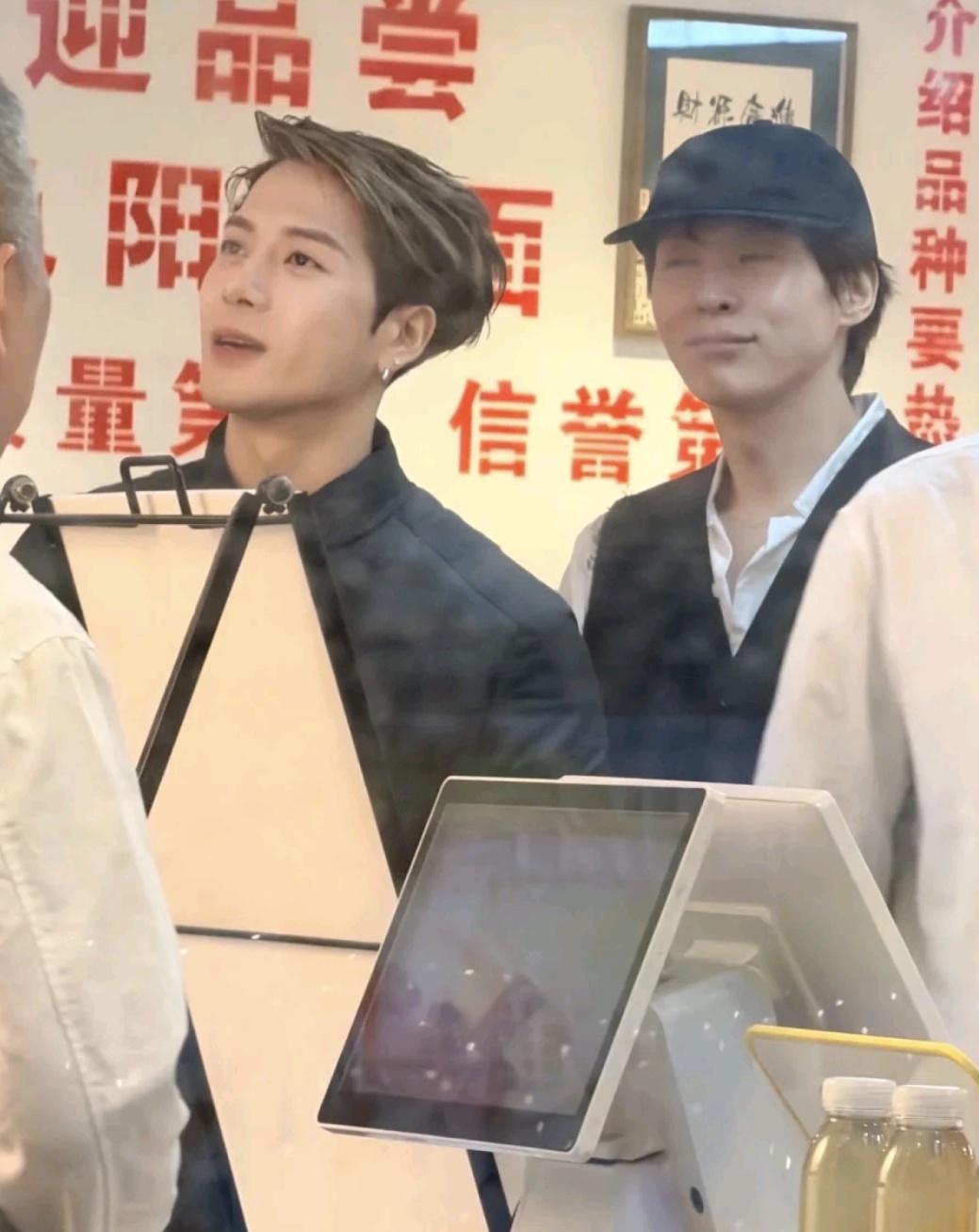 我不行了哈哈哈哈哈哈。