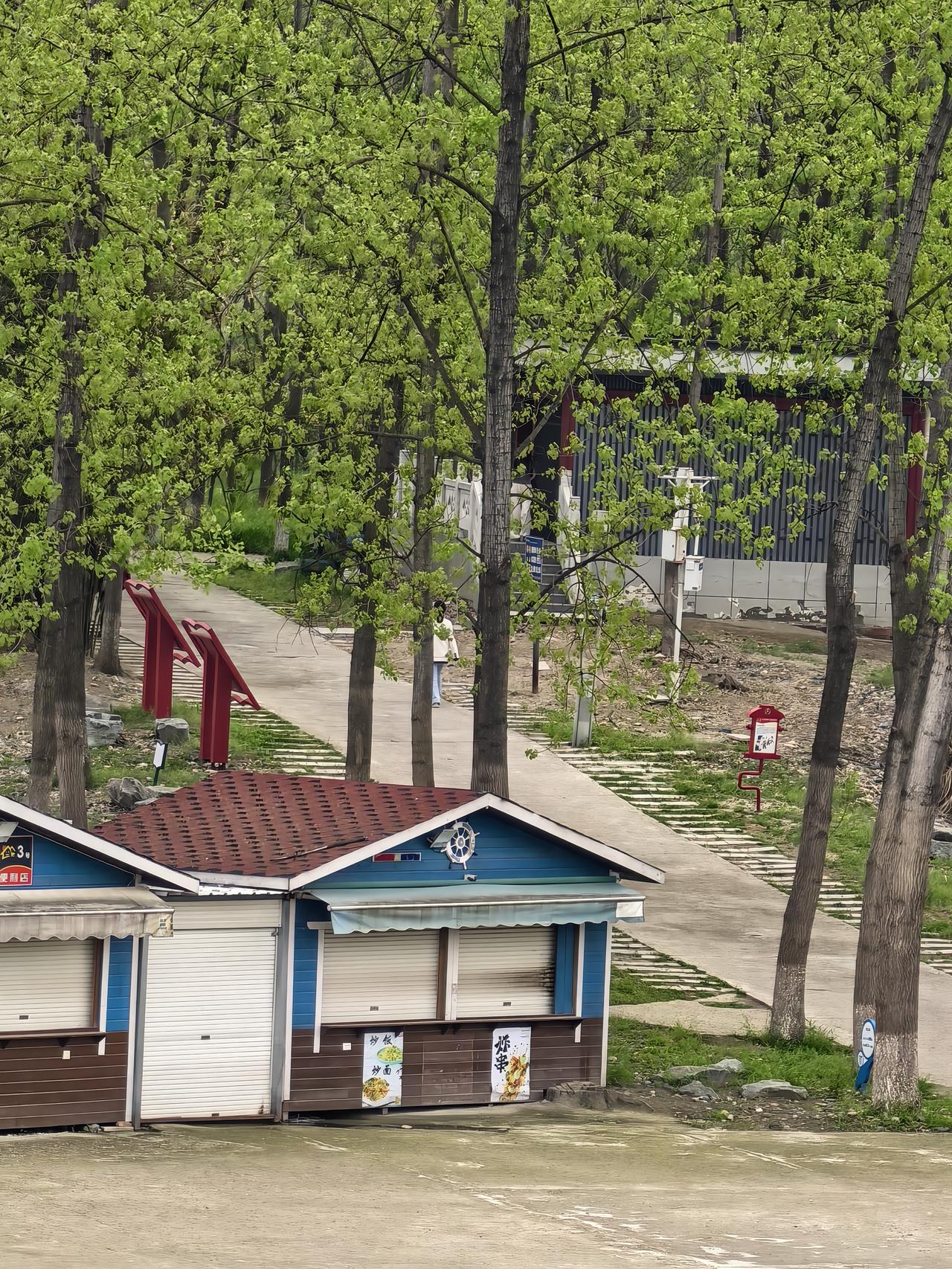 圣人怎样看待足浴店和精神小妹
前些年，当经济发展比较兴旺的时候，人们常常在闹市街