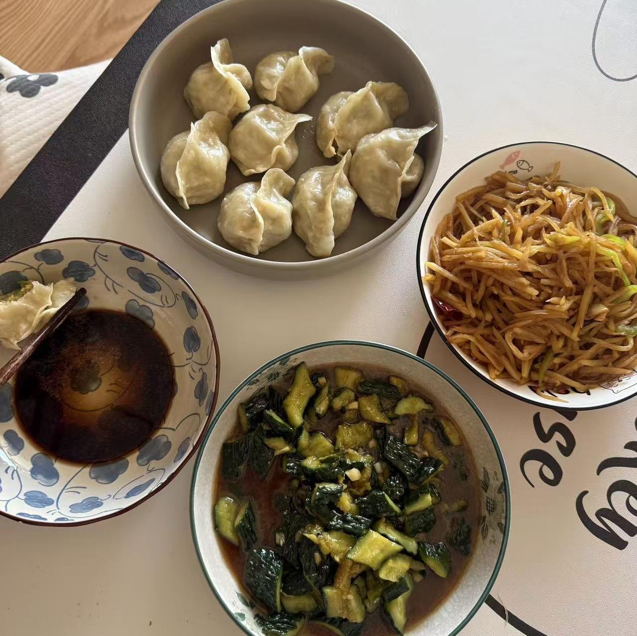女儿告诉我说中午不回家吃饭了，自己的新家也开始做饭了，为了送小外孙下午去北京上学