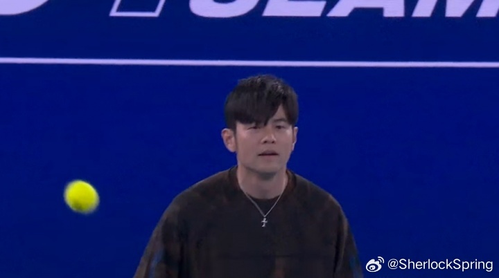 周杰伦一球制胜没碰到球周杰伦参加澳网一球制胜挑战赛 笑死掉了，约维奇一个ACE，