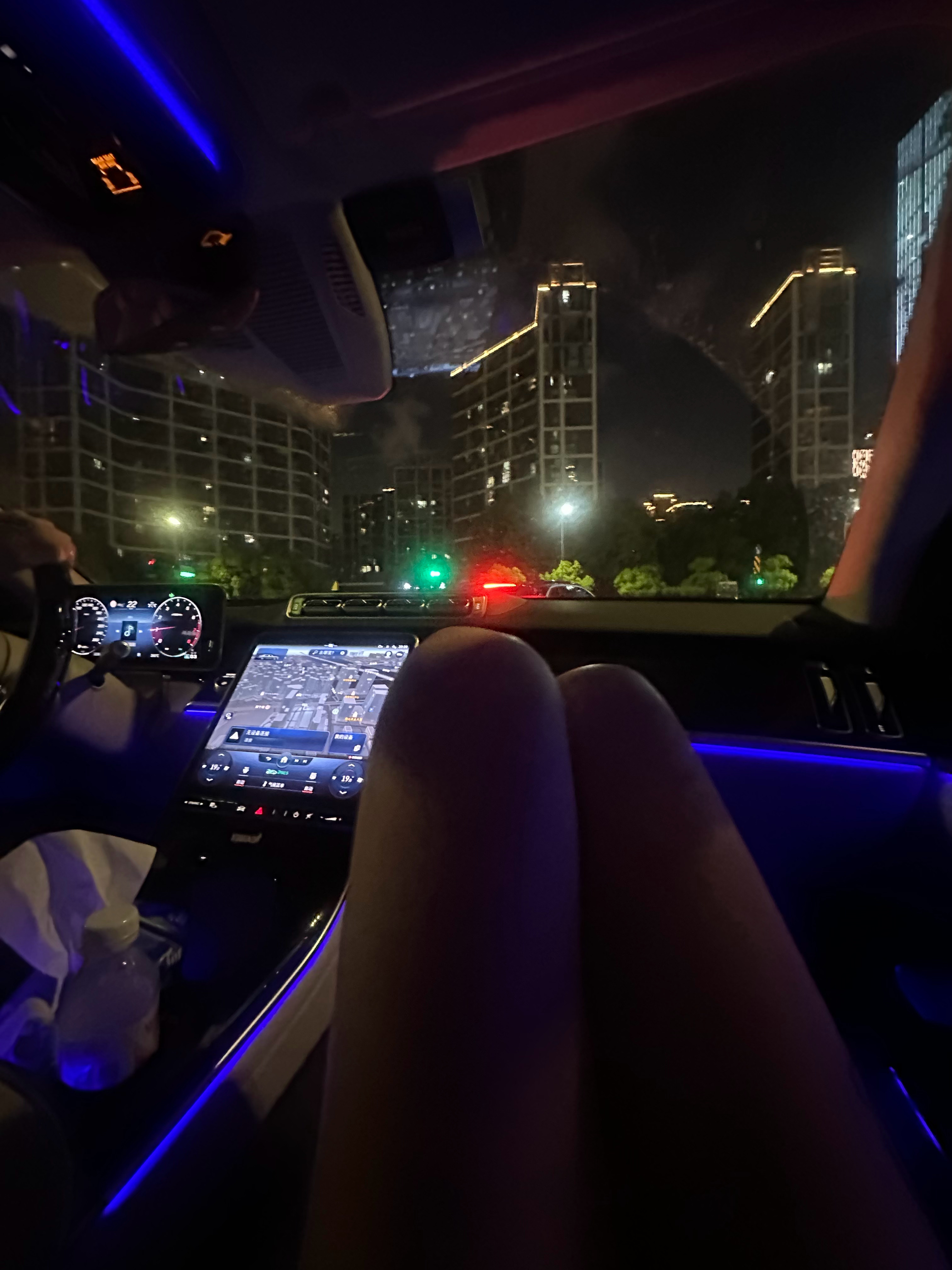 两人就这样..觅食觅食..随时随地..出动!!这个夏天我还能瘦身成功吗❓一躺下就