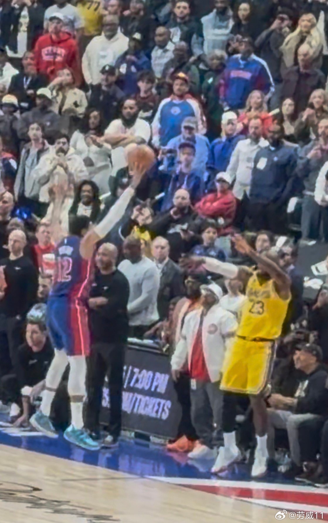 詹姆斯最后发球出现失误，被哈里斯打到了，这打乱了湖人最后一攻计划湖人vs活塞