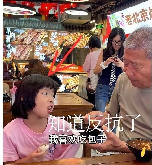 天赐到底是上学还是没上学？有人怀疑在北京给爸爸当助手。
    9月开学，有人说