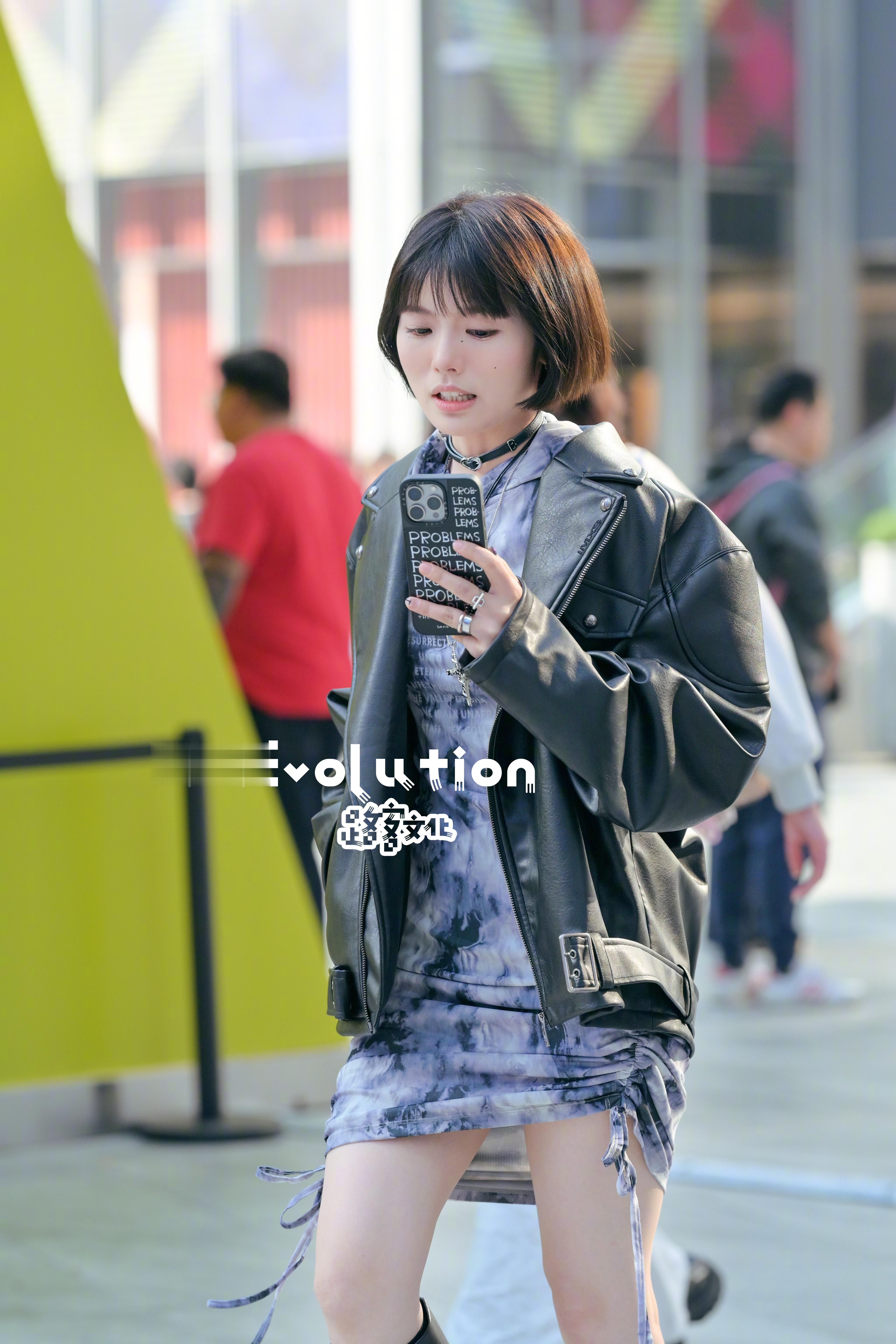 酷酷的短发女生 