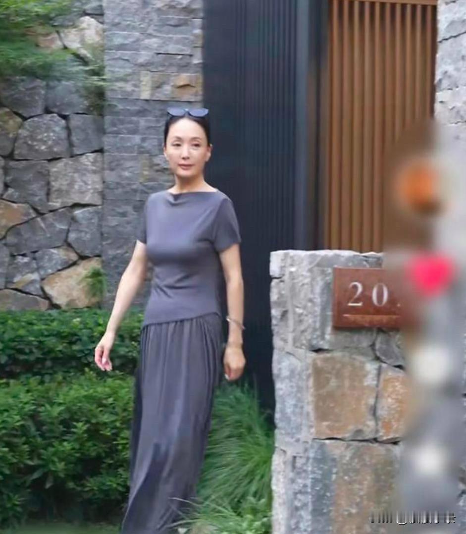 于慧当红时嫁到美国，定居纽约多年，60岁身材好到爆！回国资源超好！[赞][赞]