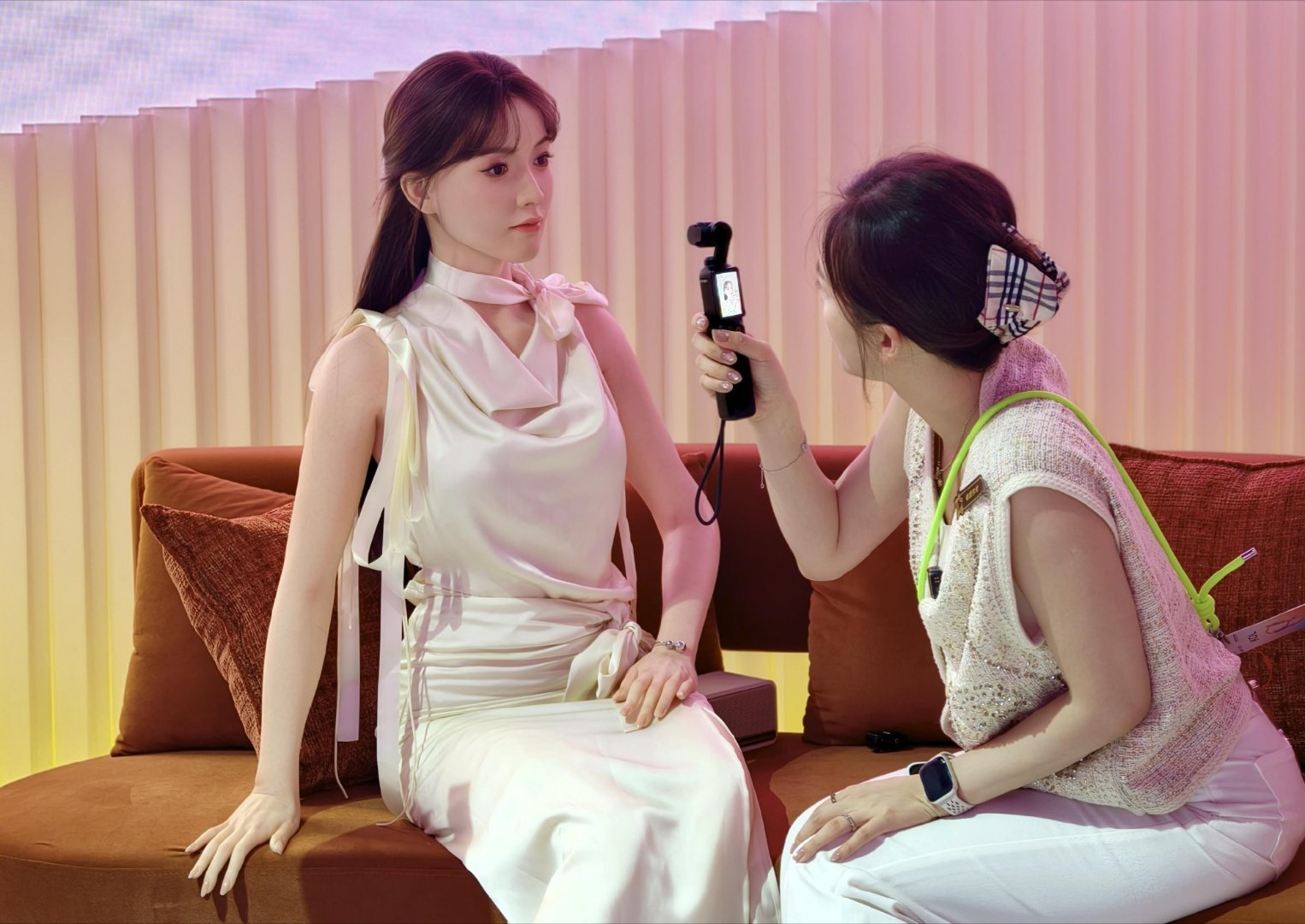 你会花99万买机器人吗 我相信很多人还是很想体验，毕竟是这个时代的一个高科技产品