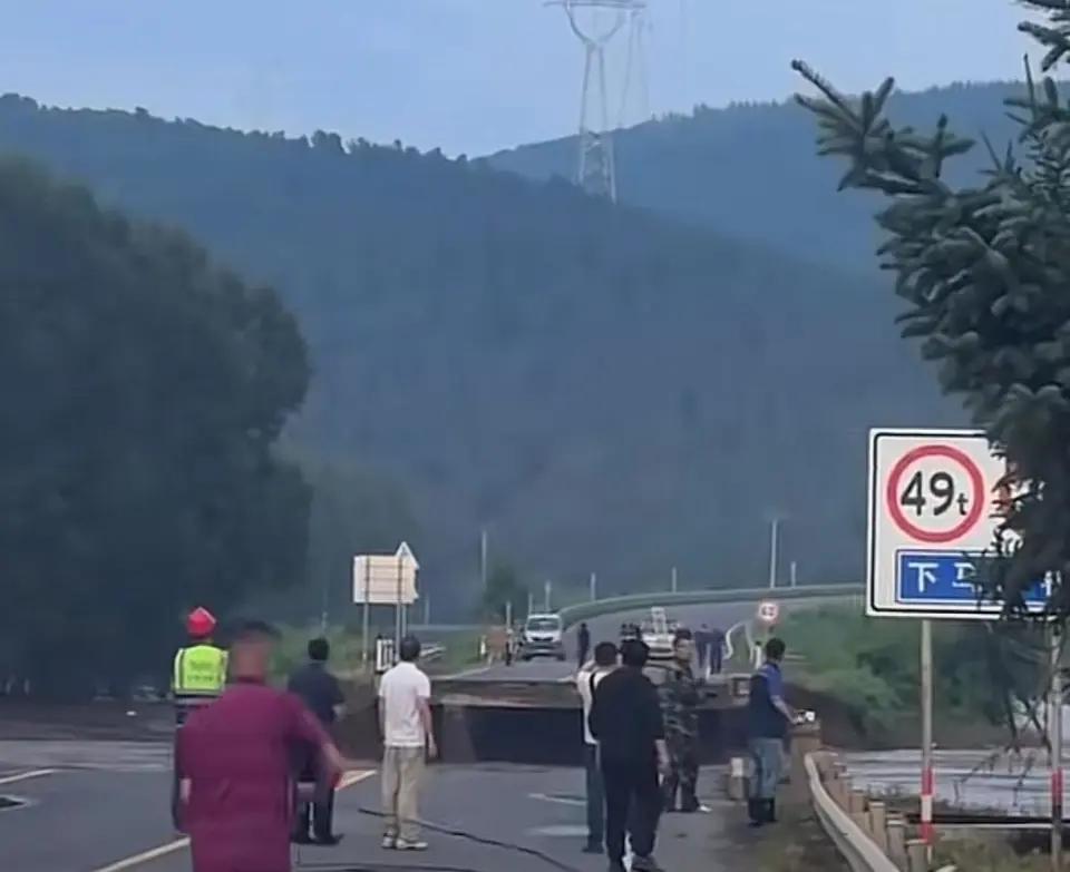 一场山洪用最暴力的方式检验了东北一条老铁路的防灾韧性。图佳铁路牡丹江宁安市马河乡