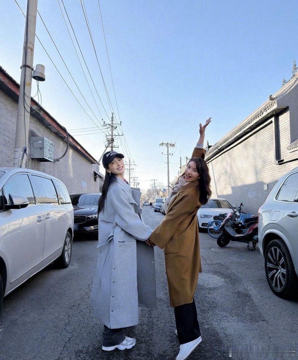 双人闺蜜游玩照怎么拍，请参考宋茜和陈好，两人的pose绝对是上镜模板。 