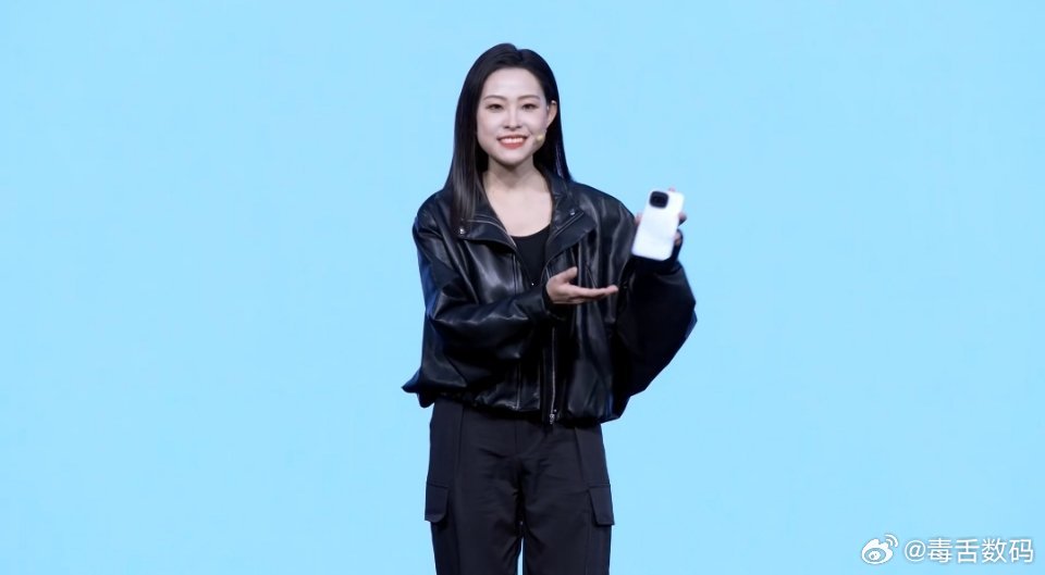 iQOO Z11 Turbo的摄像头模组设计灵感来源于机器人的眼睛，这个Deco