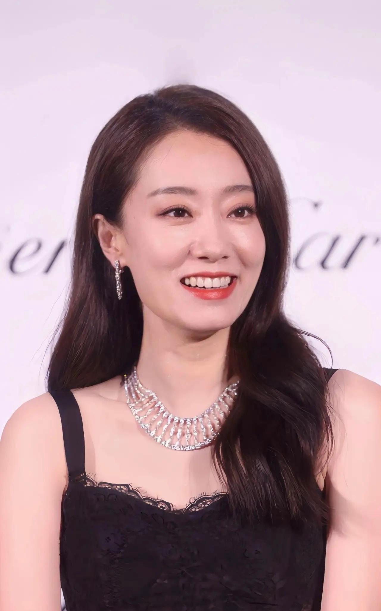 张小斐和贾玲，娱乐圈里无人不羡慕的“一对”，张小斐开玩笑说:我和贾玲的关系，真的