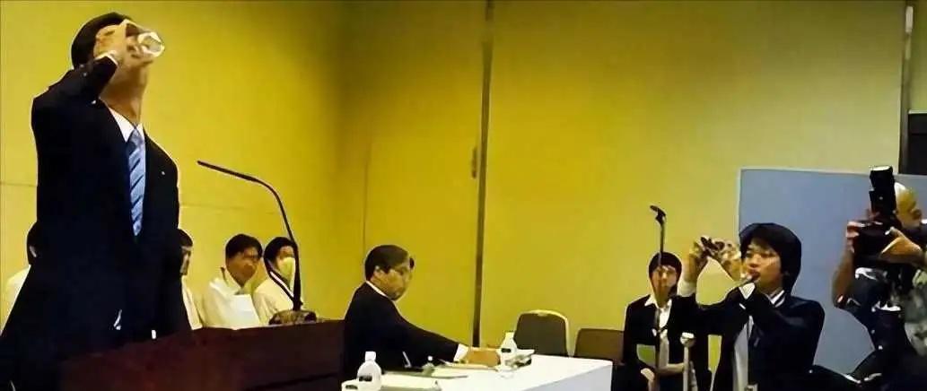 15年前，喝下核污染水的日本官员，还活着？
2011年福岛核事故后，时任日本内阁