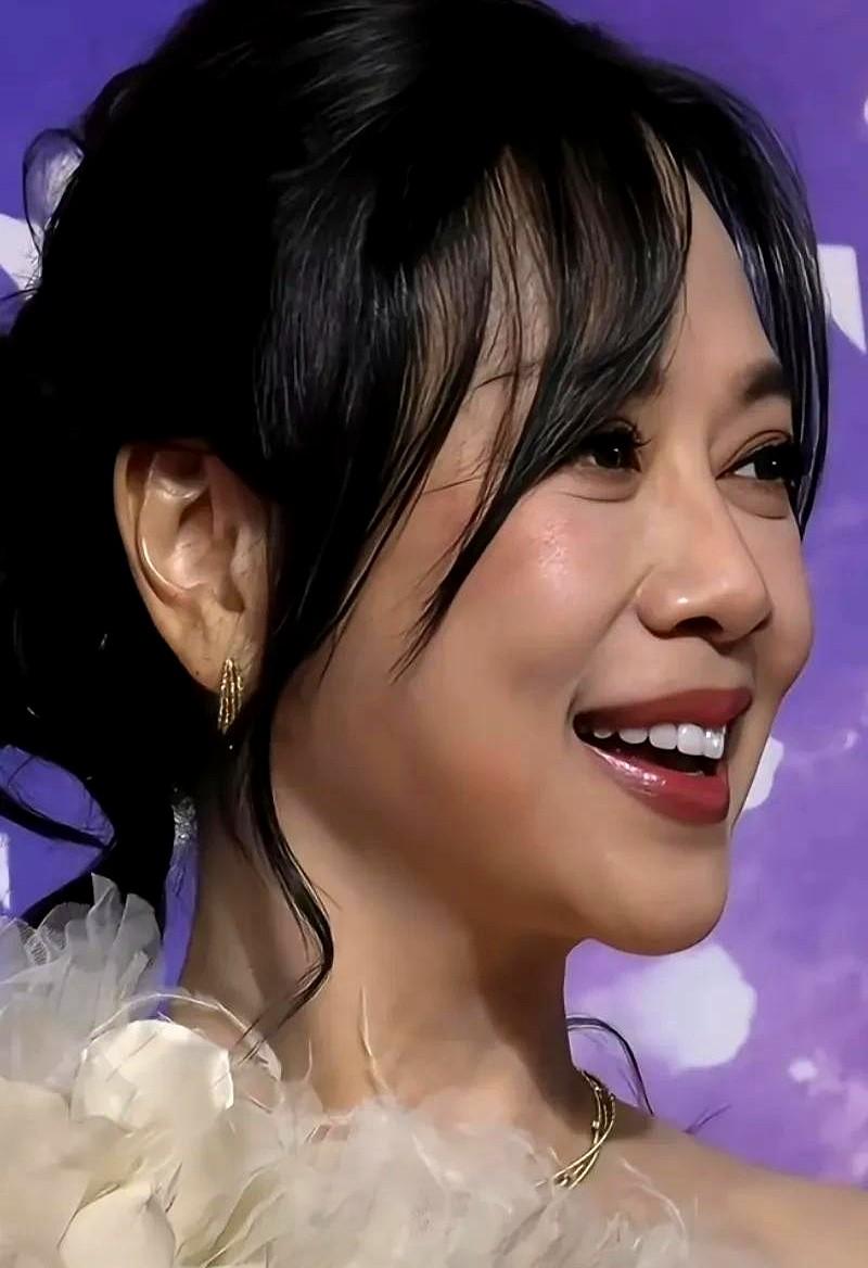 55岁的陈松龄，脸上真有了点东西。

最近她出席活动，镜头怼得挺近，眼角的细纹确