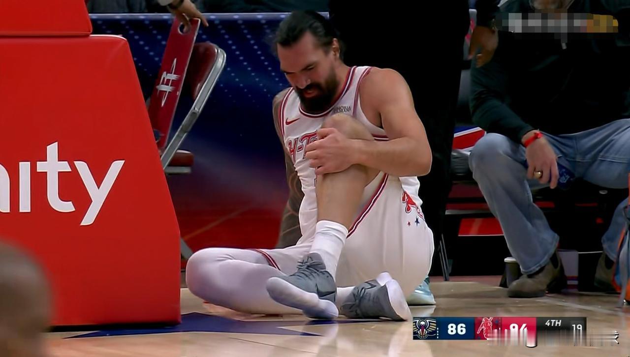 天呐，火箭中锋亚当斯真是太不幸了，他又受伤了！在今天火箭主场迎战鹈鹕的比赛中，当