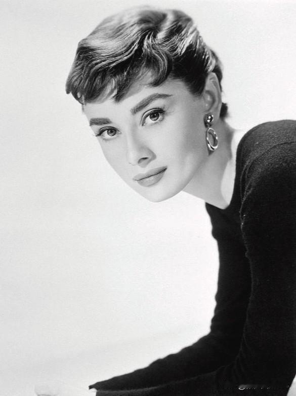 Hepburn）。她的美超越了五官的精致，更是一种由内而外的优雅与善良。从《罗马