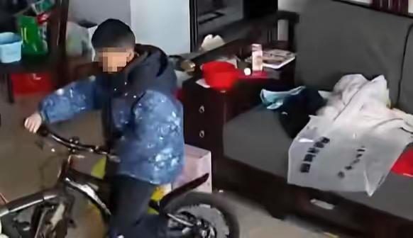 《9岁男孩17楼坠亡，脸上有伤，死前三分钟还在骑车：这不仅仅是意外，更是千万家庭