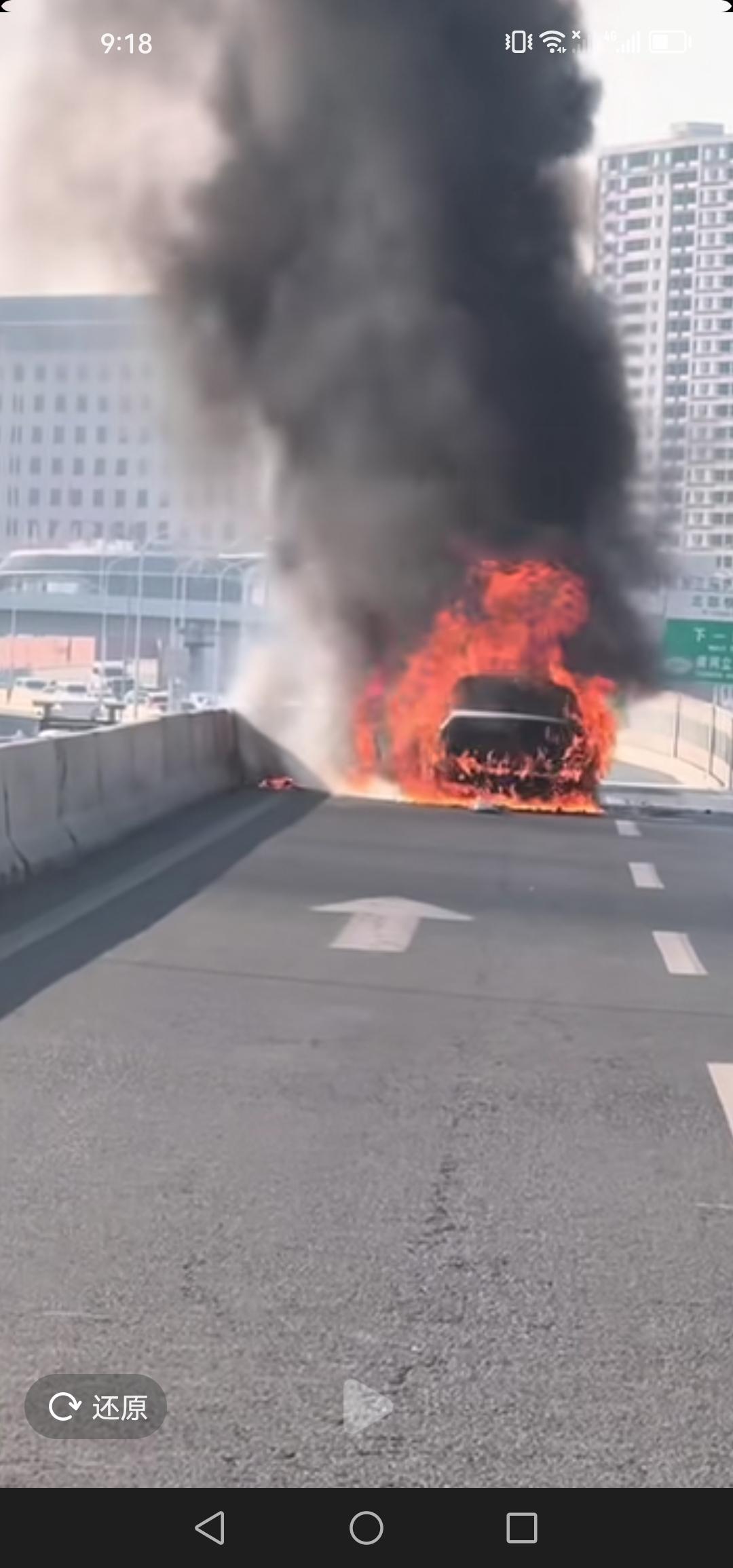 长春市北部快速路发生了一起车祸，车辆起火燃烧，火势迅猛。不过，火势很快就被扑灭了