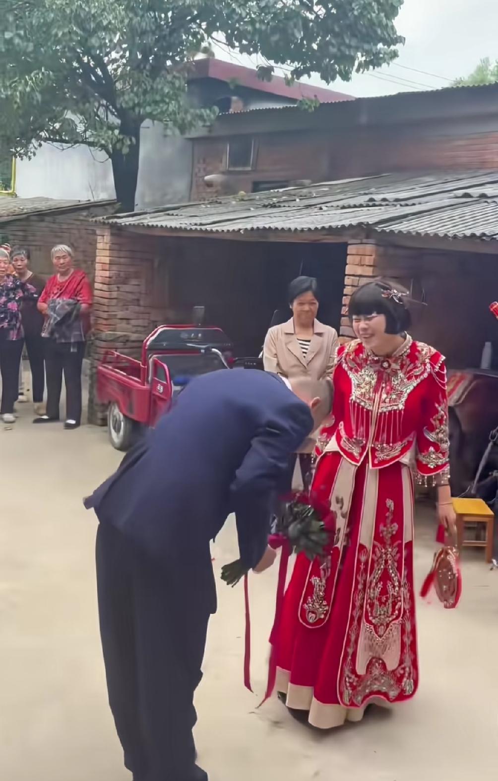 全村人都知道今天是她结婚，唯独她自己不知道。看到这一幕，心里一阵心酸。很多中国男