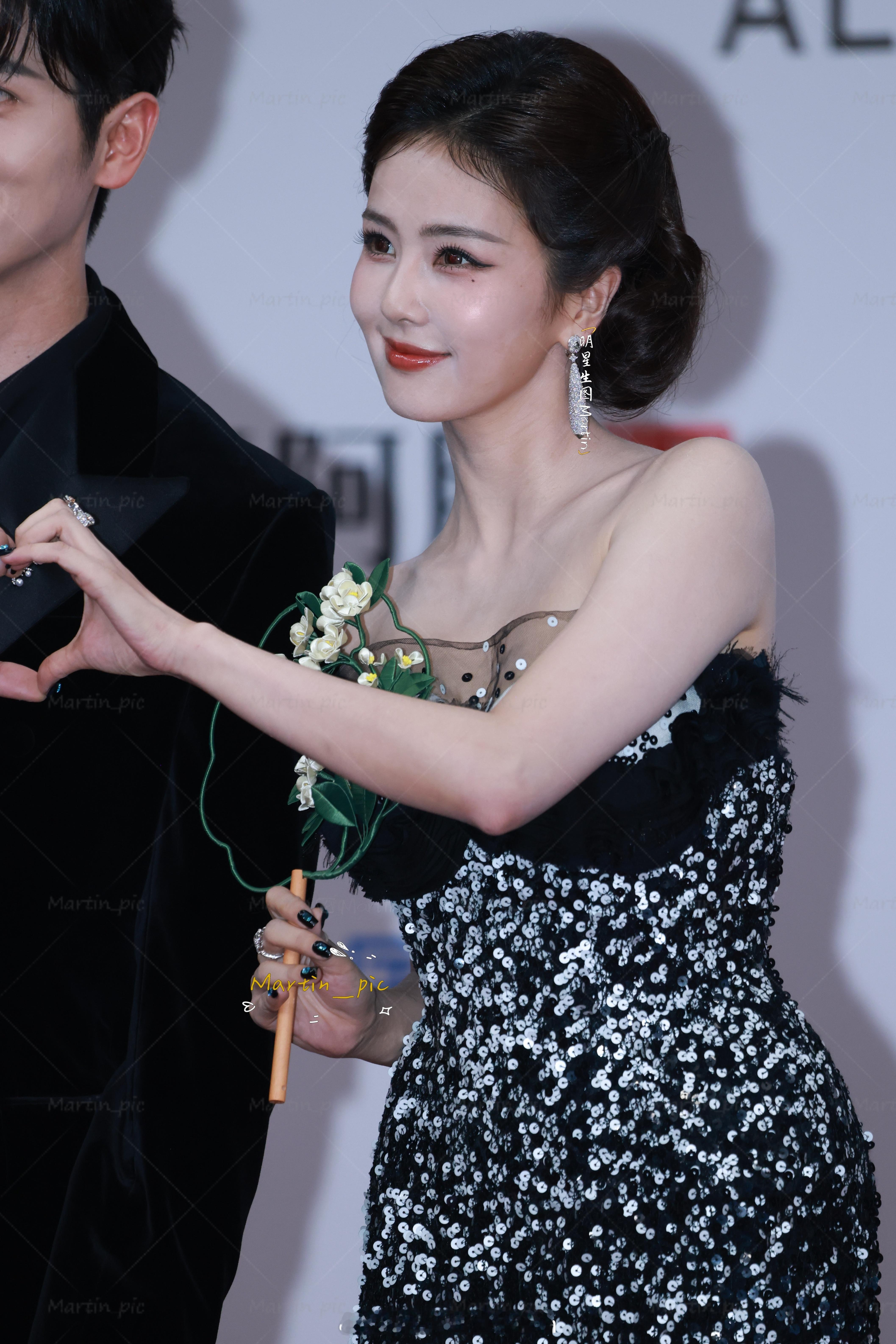 白鹿 白鹿星光大赏红毯生图盘发白梦妍美出新图层白鹿星光大赏妆庞铮不清楚白鹿要播的