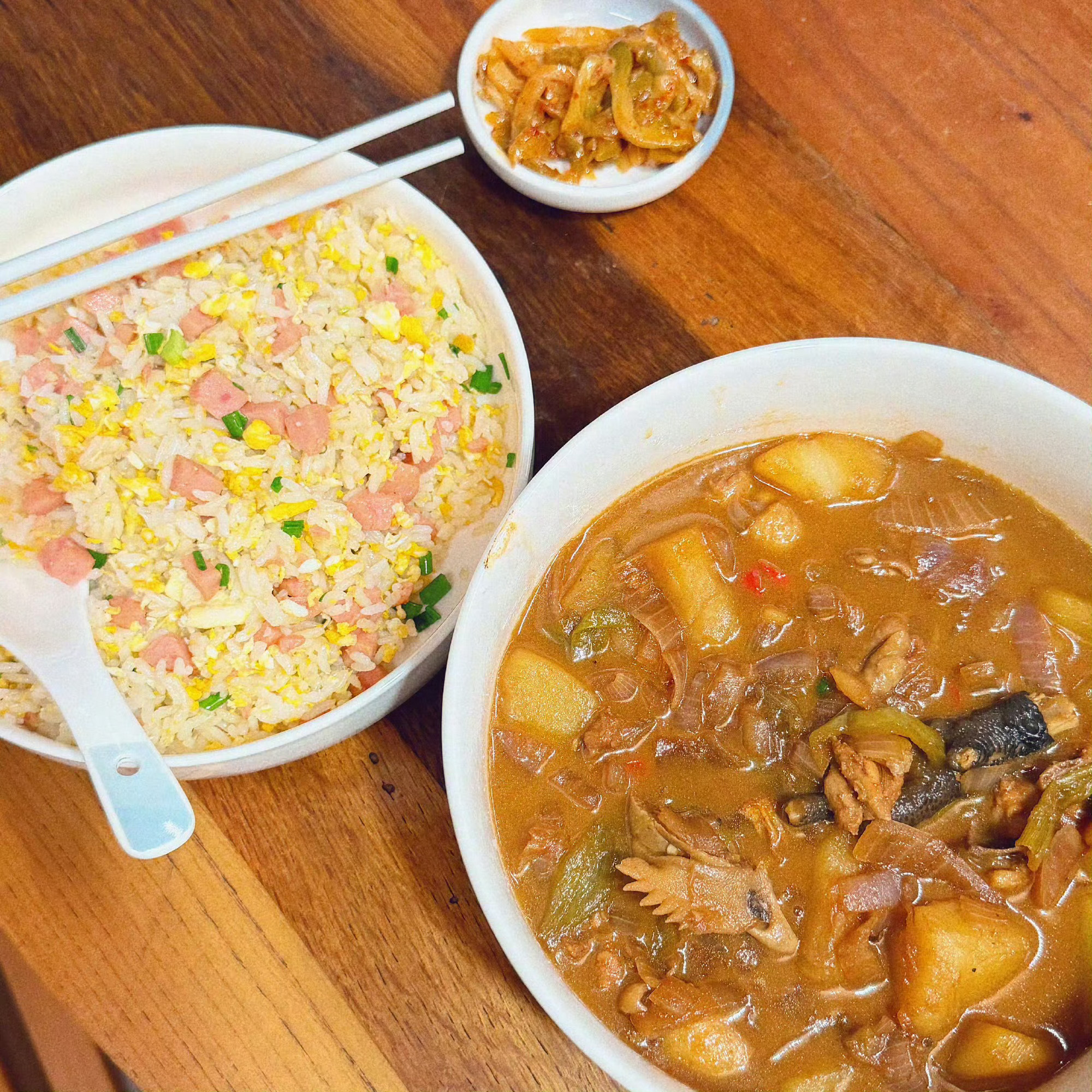 刀工稳，创意绝，王鹤棣的薯片炒饭成功馋到我了！白鹿直拍视角下王鹤棣刀工王鹤棣说薯