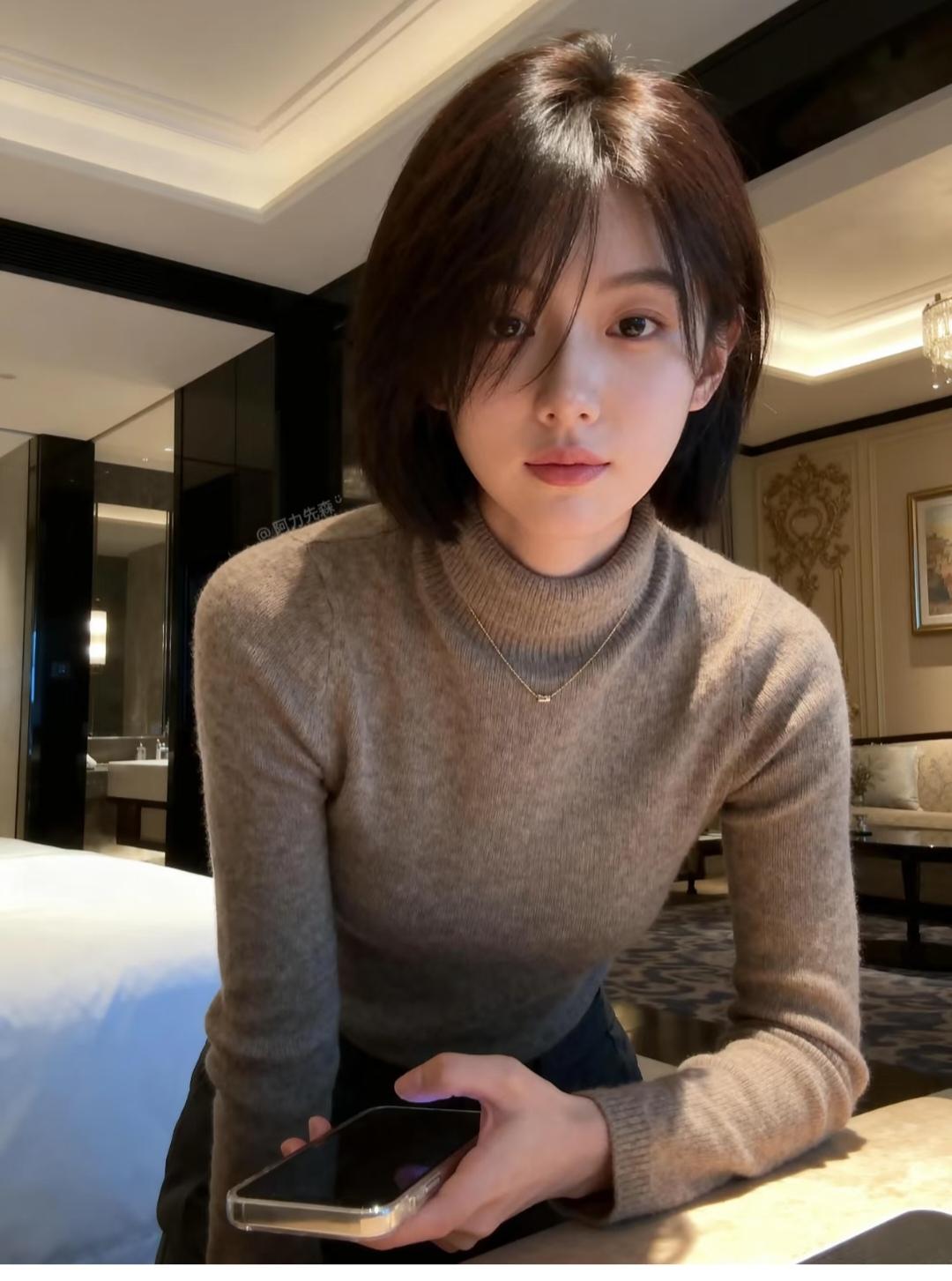 这短发也太好看了吧。