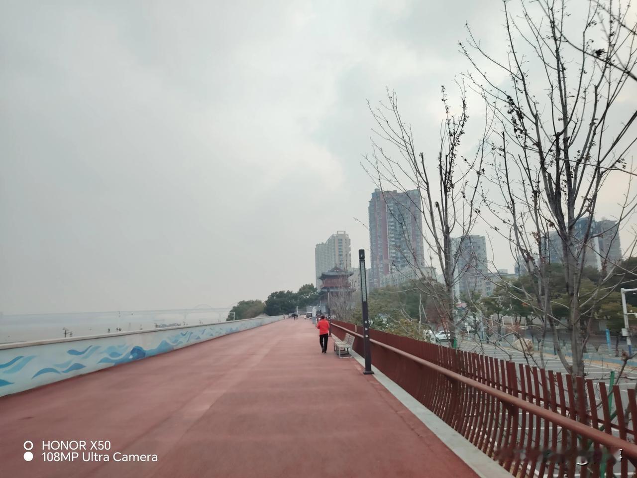 与鸿蒙共赴星光之约12月3日长江岸边晨练“与鸿蒙共赴星光之约”