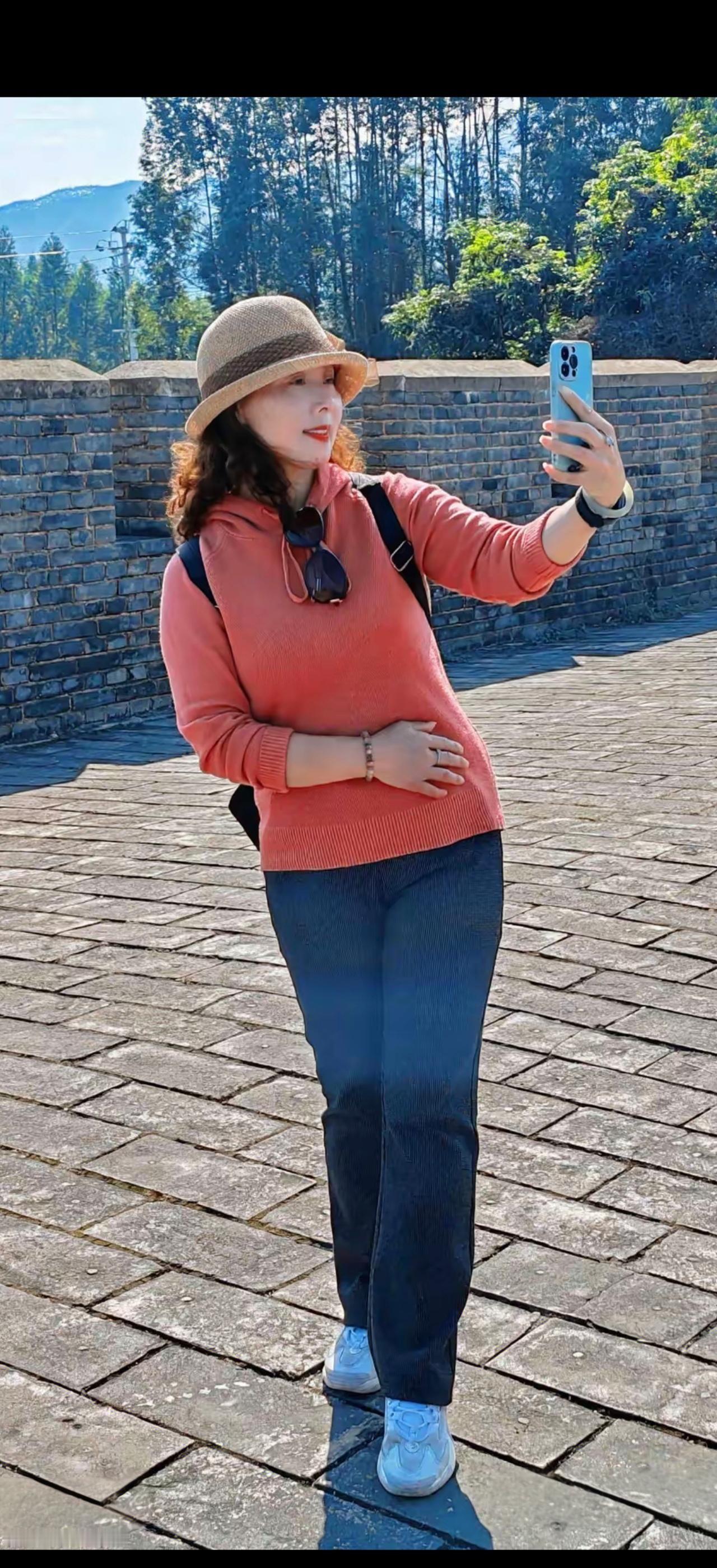 阳光明媚的一天，元气满满地自拍！🌞📸