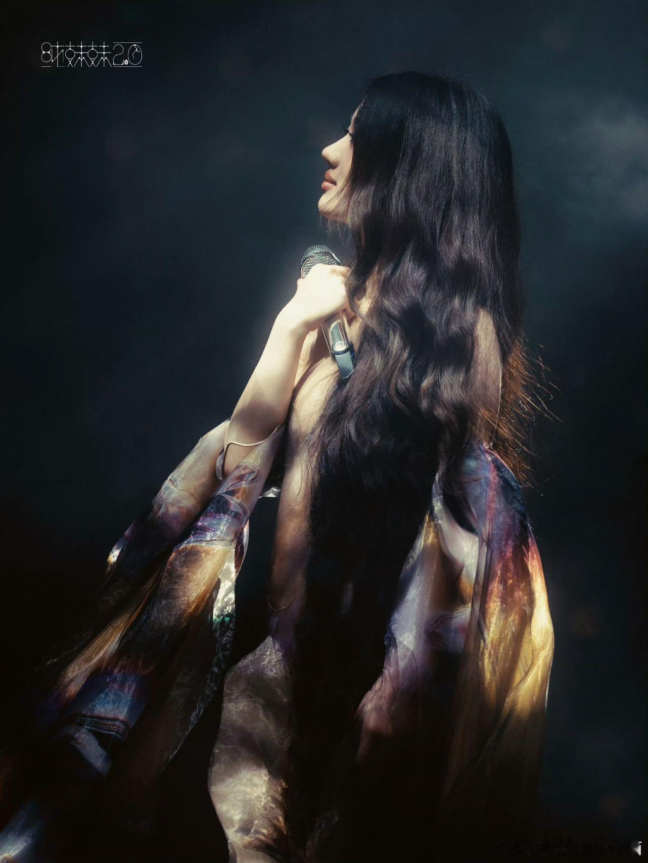 单依纯演唱会唱完君响起掌声 刚从巡演现场出来，耳朵里还留着单依纯唱《君》的余韵。